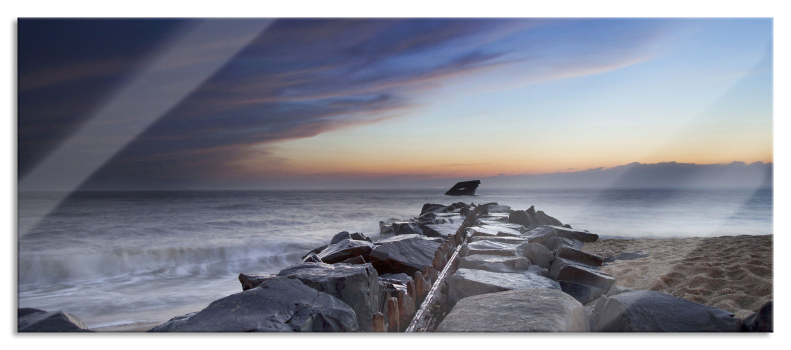 Steinlinie im Meer, Glasbild Panorama