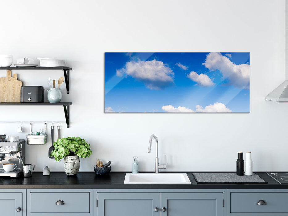 Wolken am blauen Himmel, Glasbild Panorama