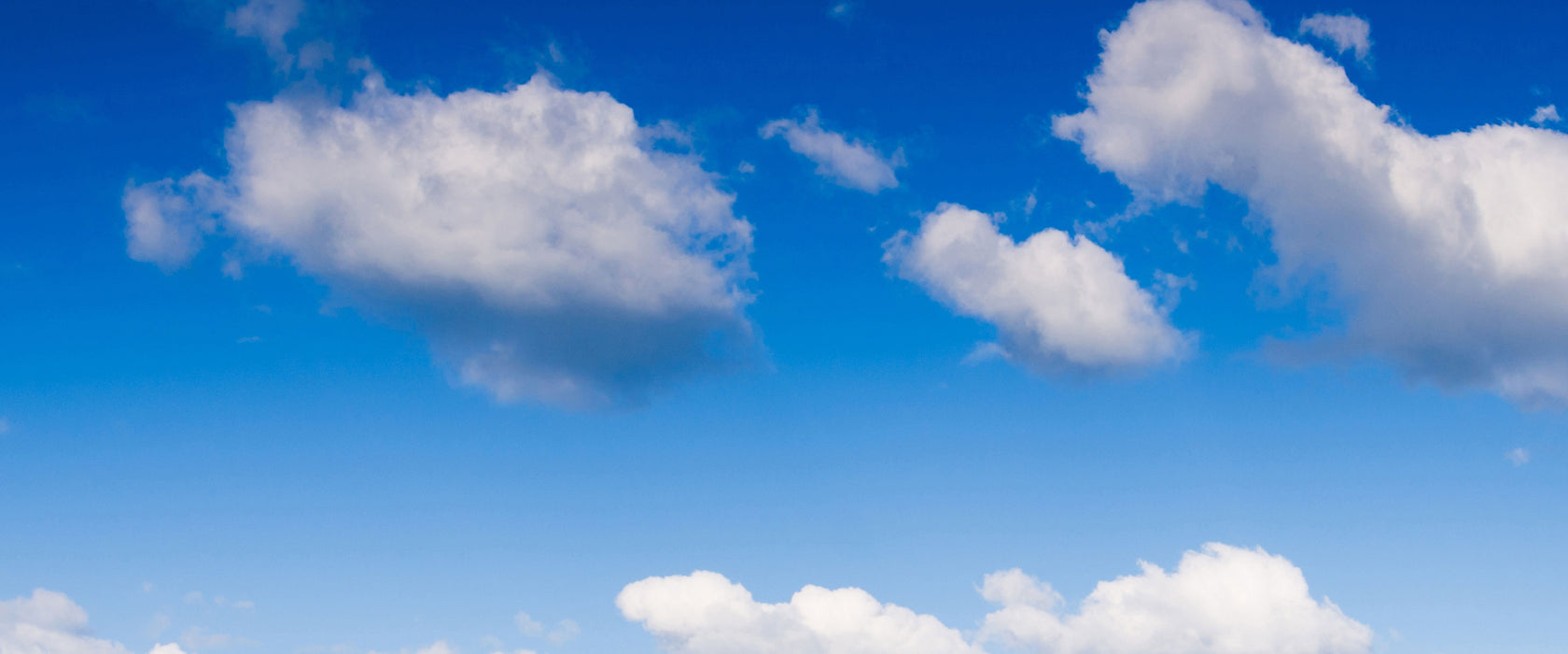 Wolken am blauen Himmel, Glasbild Panorama