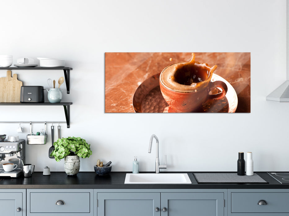 Kaffee spritzt aus Tasse, Glasbild Panorama