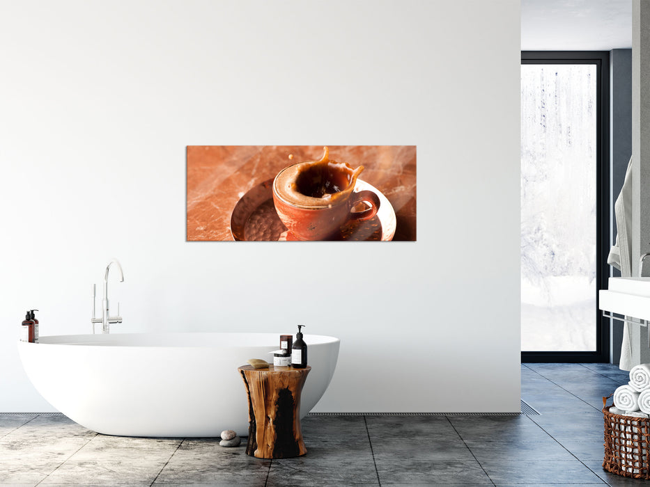 Kaffee spritzt aus Tasse, Glasbild Panorama