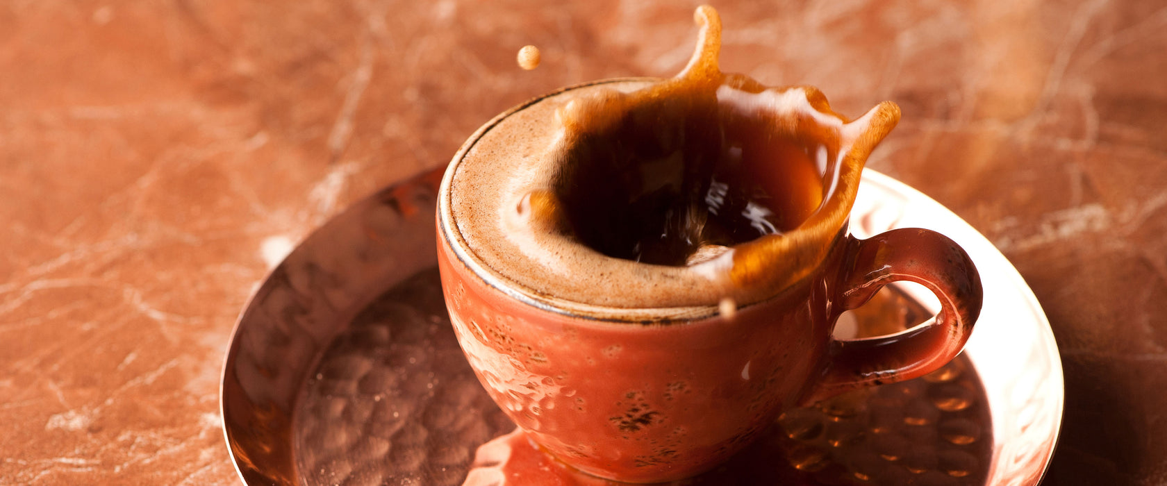 Kaffee spritzt aus Tasse, Glasbild Panorama