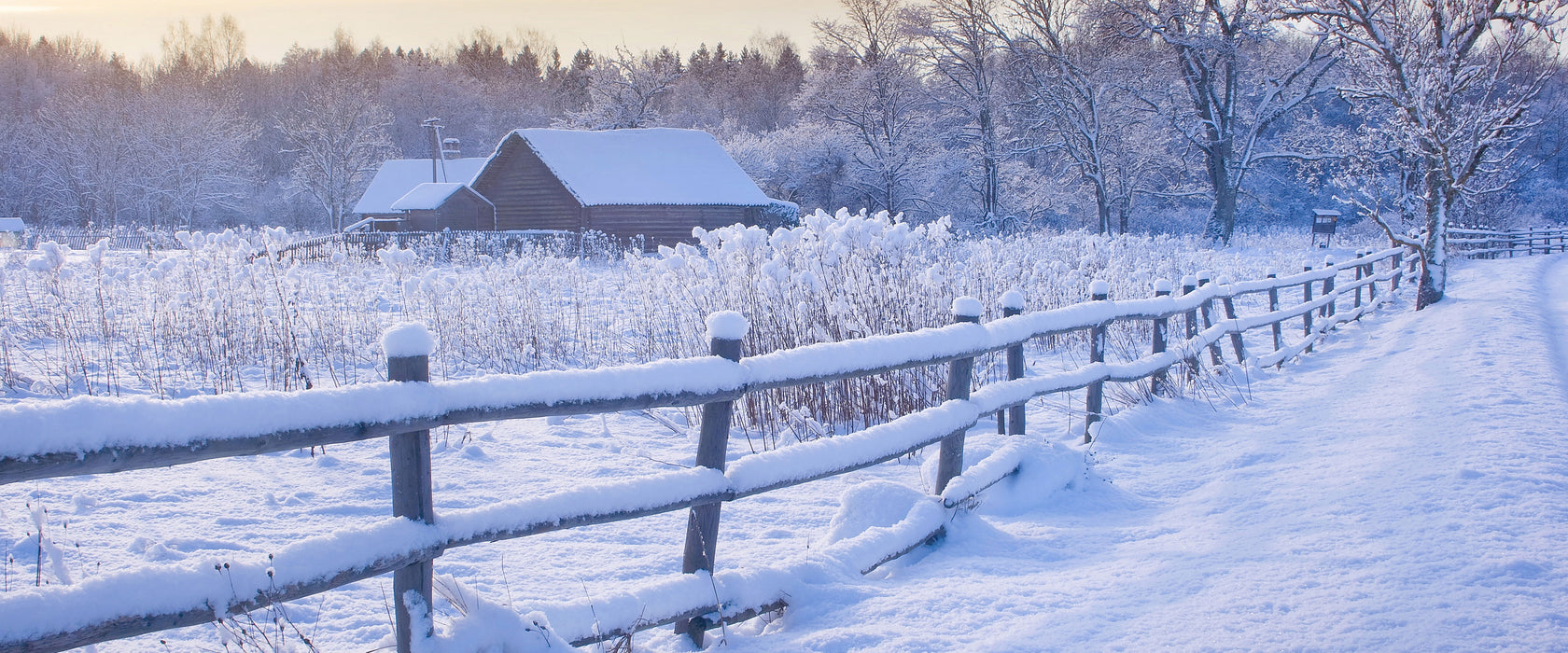 Hütte im Schnee, Glasbild Panorama