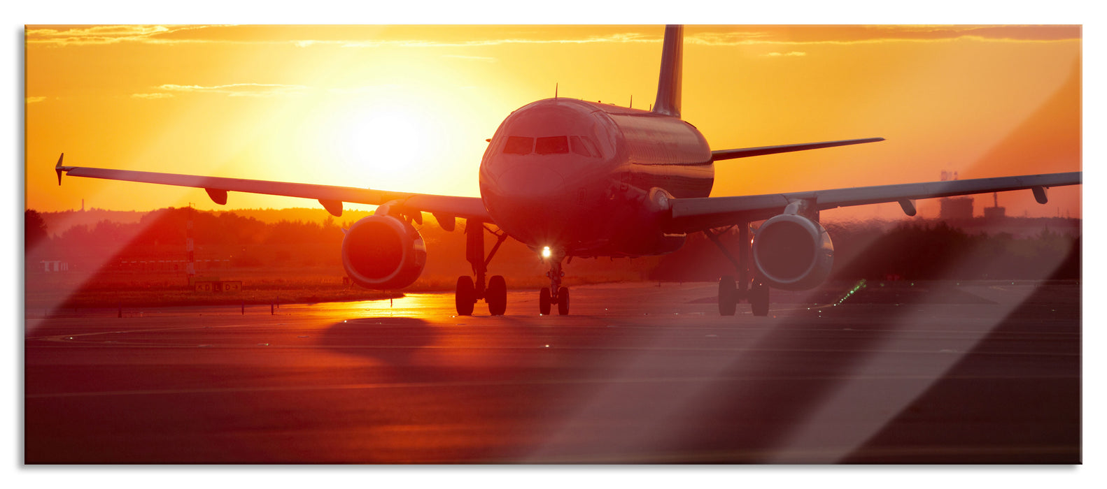 Flugzeug im Sonnenuntergang, Glasbild Panorama