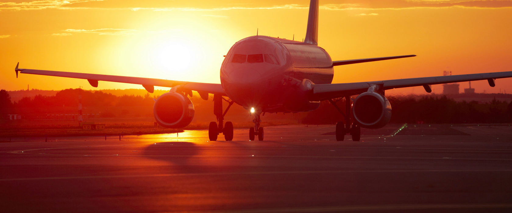 Flugzeug im Sonnenuntergang, Glasbild Panorama