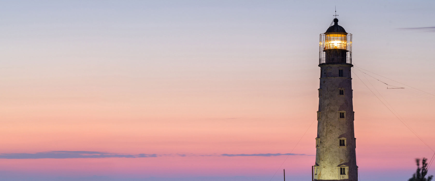 Leuchtturm in Abenddämmerung, Glasbild Panorama