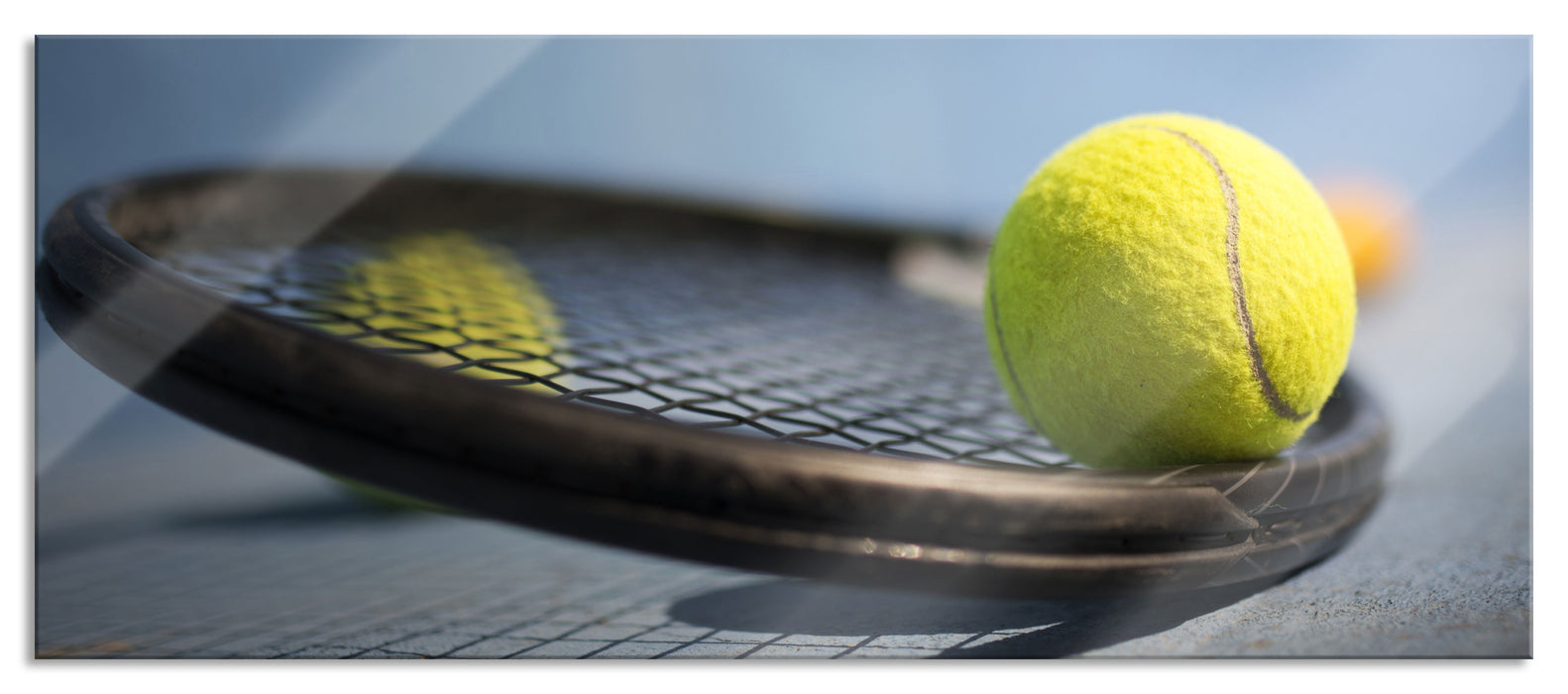 Tennischläger mit Bällen, Glasbild Panorama