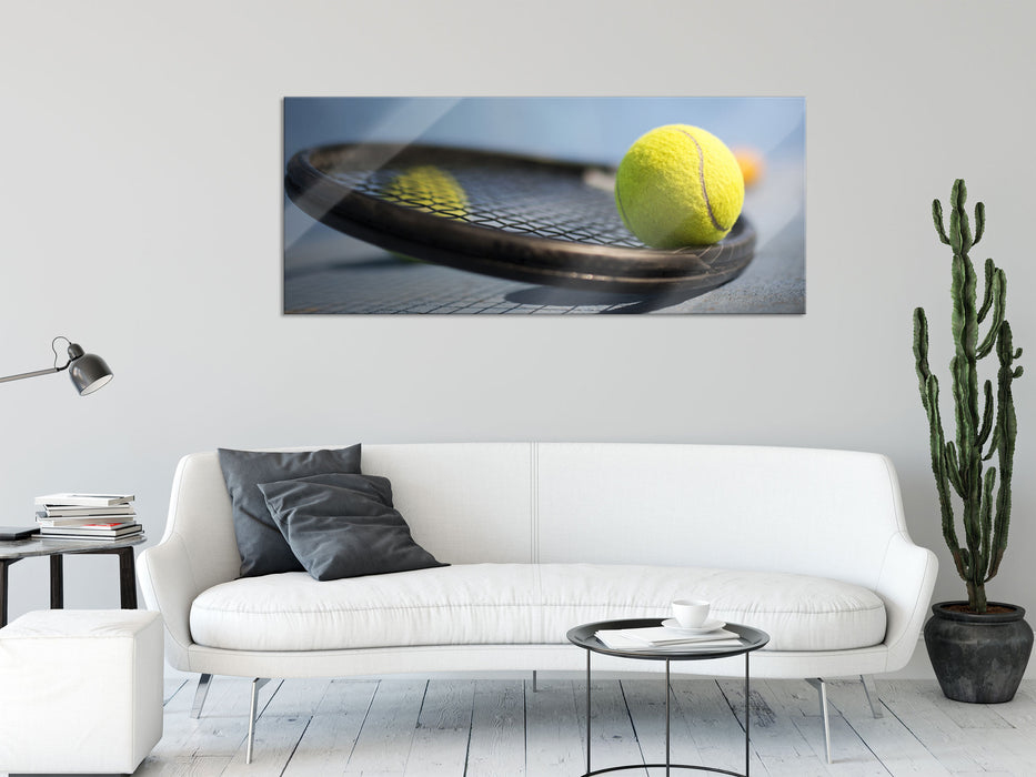 Tennischläger mit Bällen, Glasbild Panorama