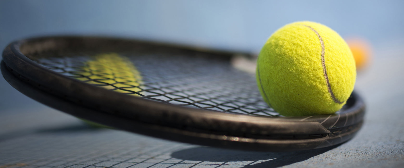 Tennischläger mit Bällen, Glasbild Panorama