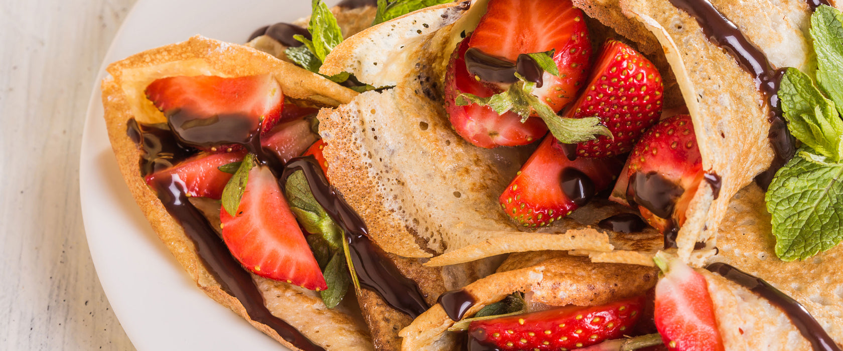 Crêpes mit Erdbeeren, Glasbild Panorama