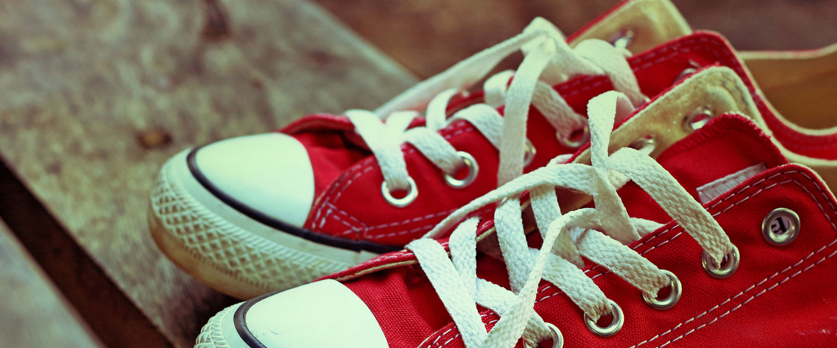 Coole Rote Schuhe, Glasbild Panorama