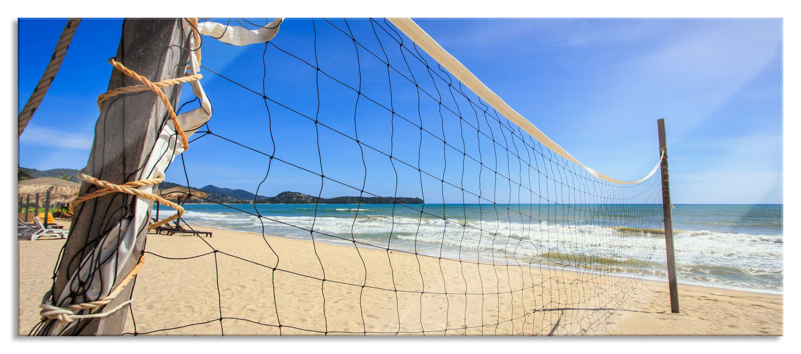 Volleyballnetz am Strand, Glasbild Panorama