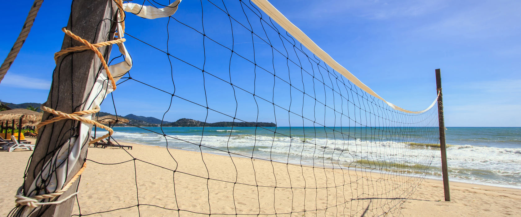 Volleyballnetz am Strand, Glasbild Panorama