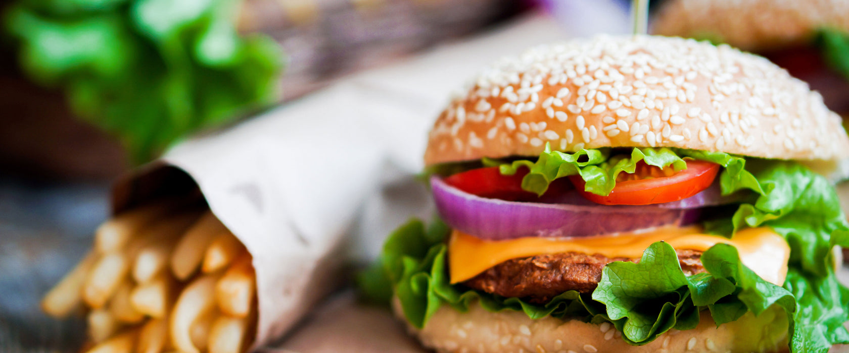 Burger und Pommes, Glasbild Panorama