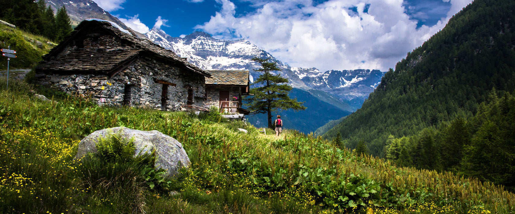 Wunderschöne Berghütte, Glasbild Panorama