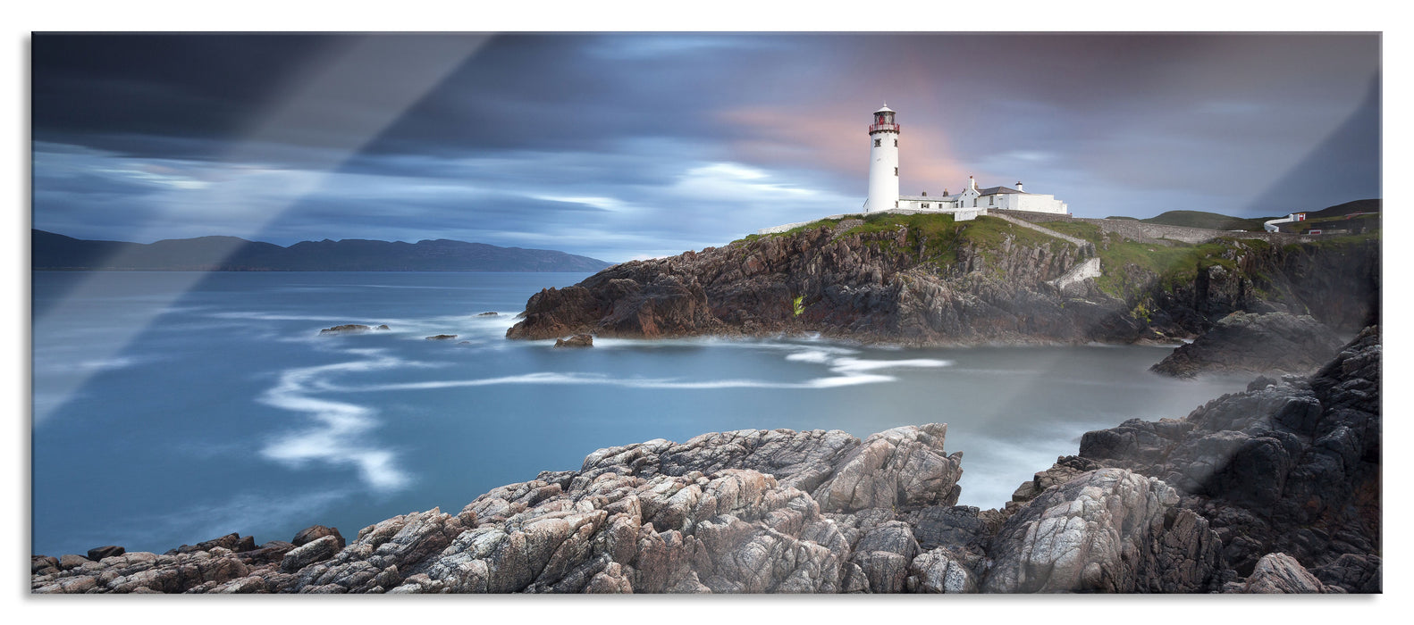 Leuchtturm im Meer, Glasbild Panorama