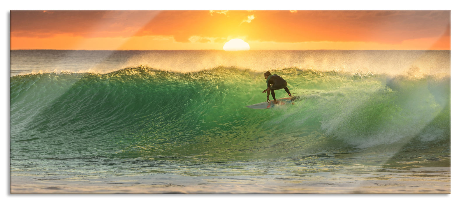 Surfen im Sonnenuntergang, Glasbild Panorama