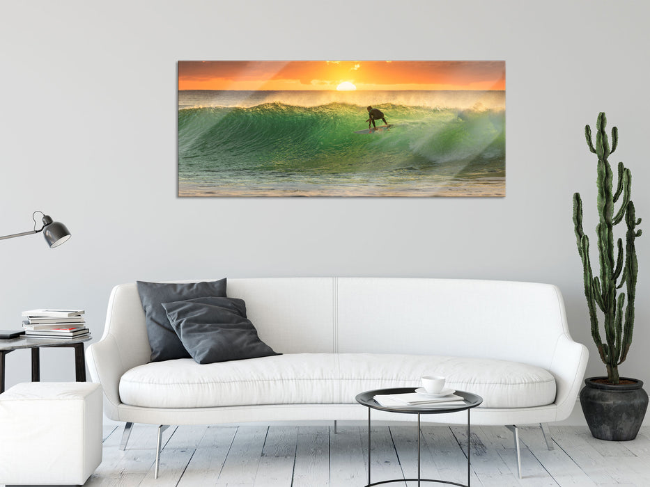 Surfen im Sonnenuntergang, Glasbild Panorama