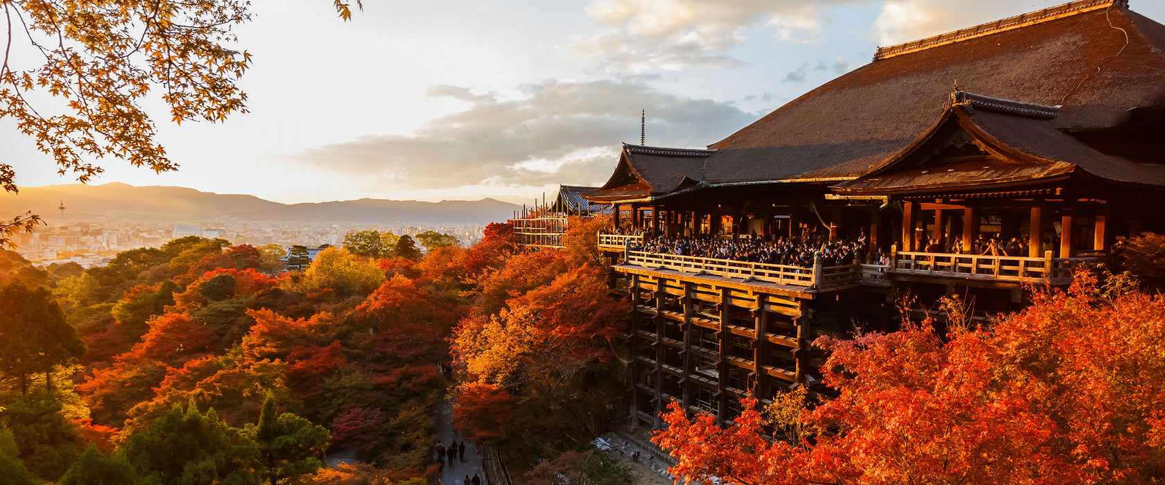 Majestätisches Japanisches Gebäude, Glasbild Panorama