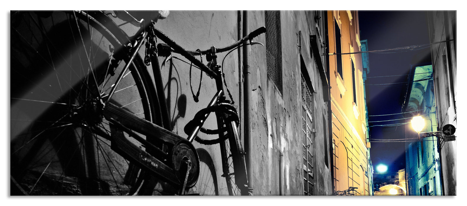 Pixxprint Kleine Seitengasse in Großstadt, Glasbild Panorama