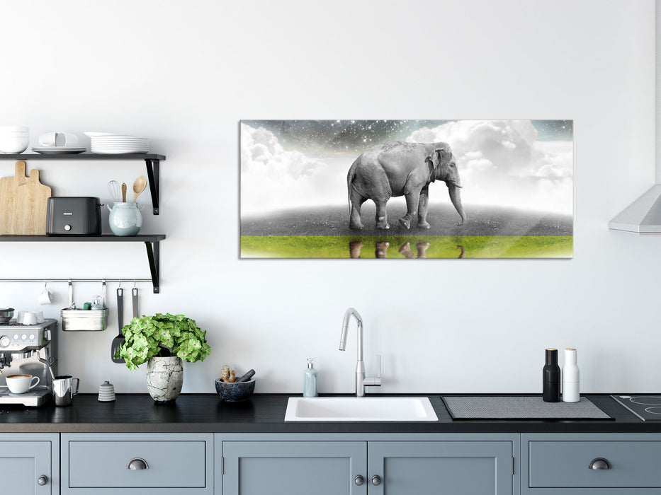 Traumhafter Elefant auf Wiese, Glasbild Panorama