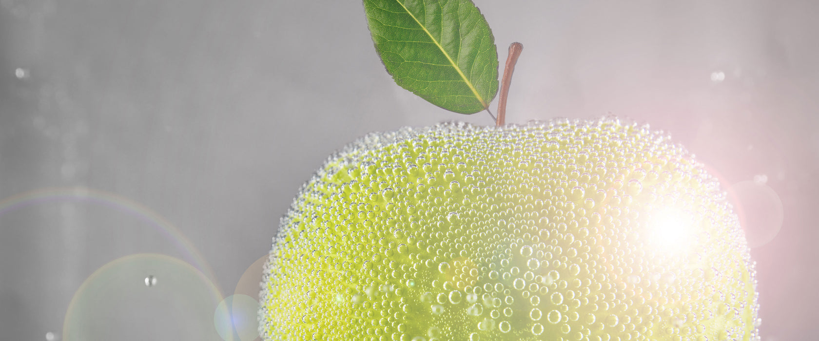 Apfel mit Wasserperlen, Glasbild Panorama