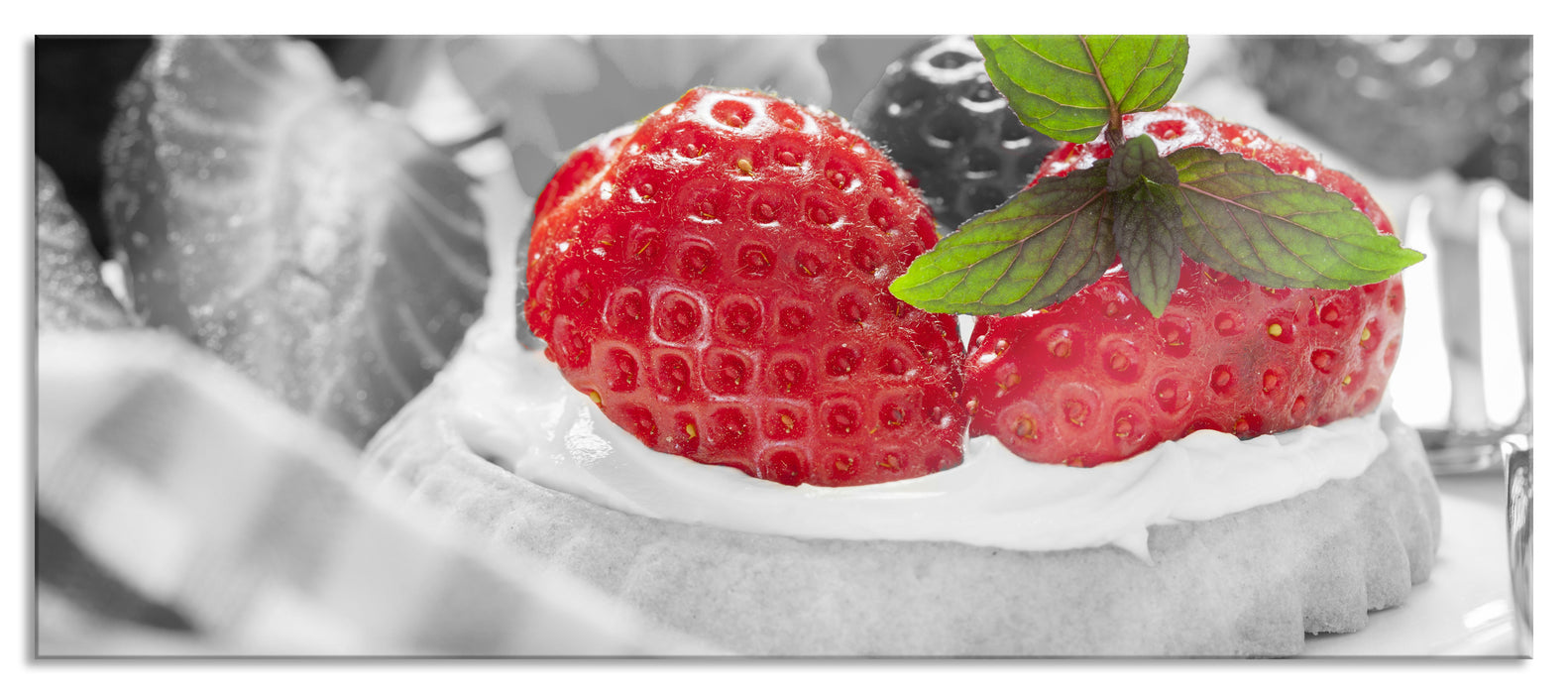 Köstliches Erdbeertörtchen, Glasbild Panorama