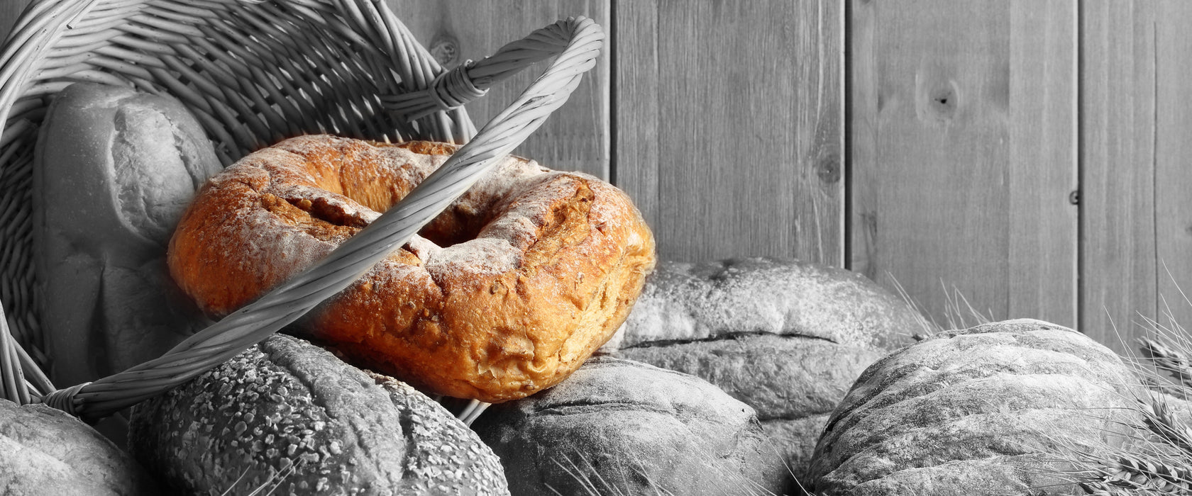 frische Brötchen in Korb, Glasbild Panorama