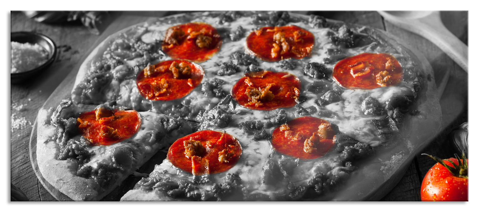 Salamipizza frisch aus dem Ofen, Glasbild Panorama