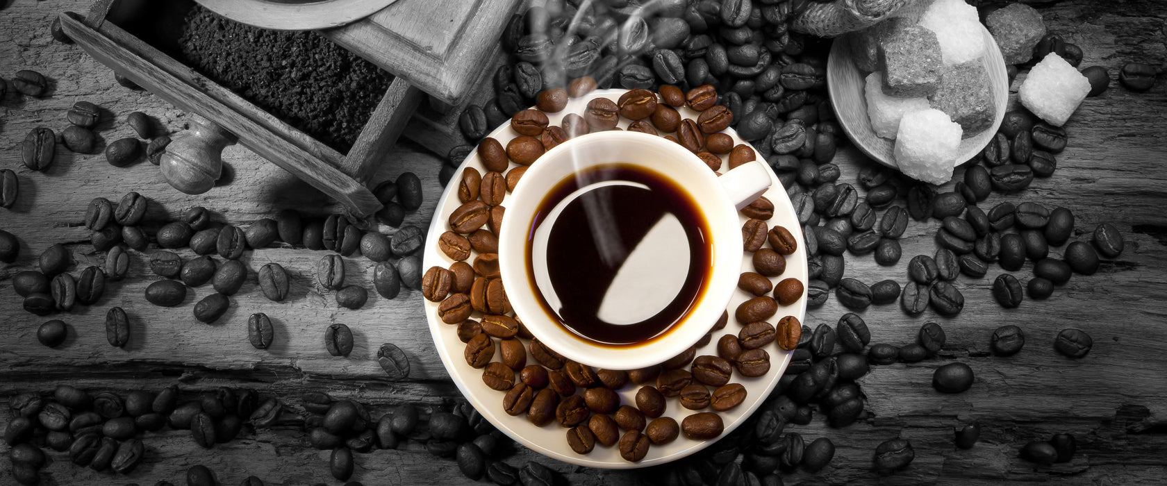 Kaffee mit Kaffeebohnen, Glasbild Panorama