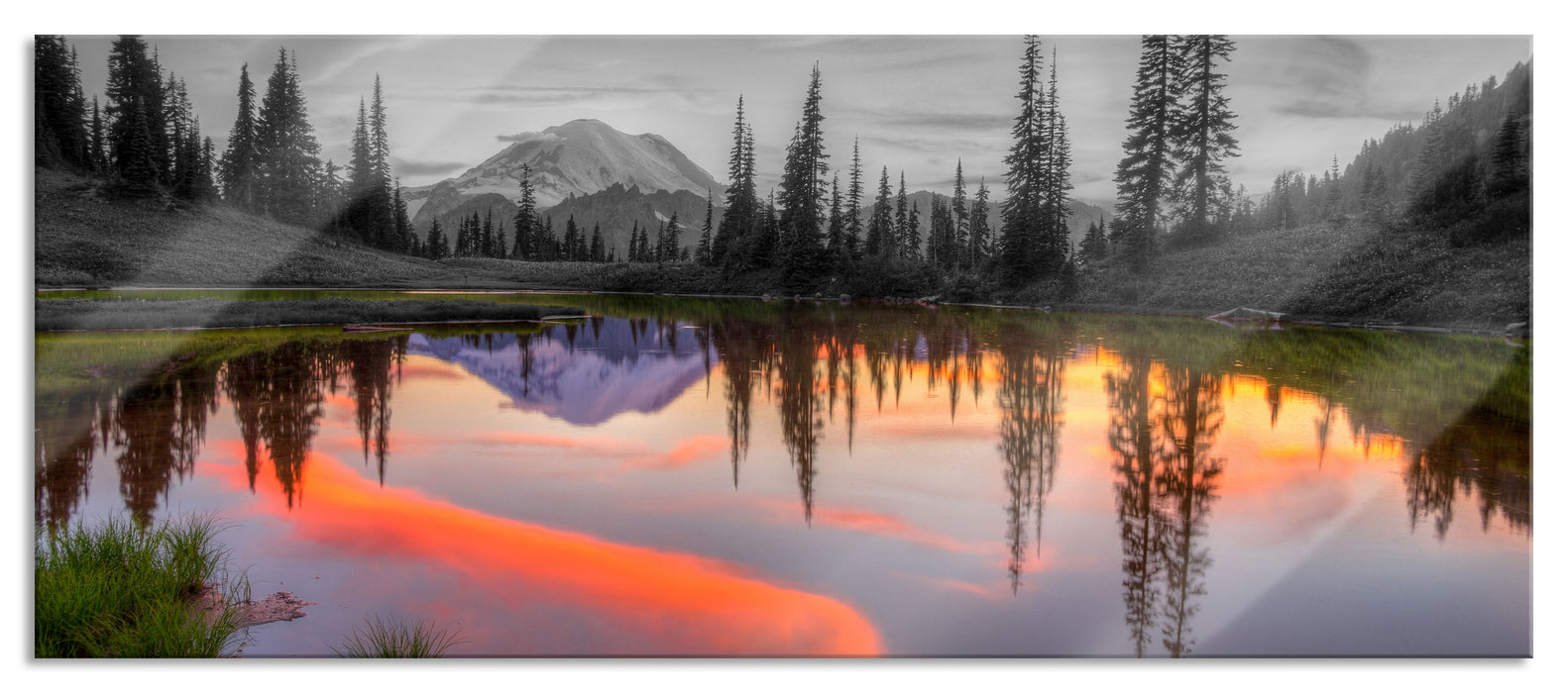 Sonnenaufgang an kleinem Bergsee, Glasbild Panorama