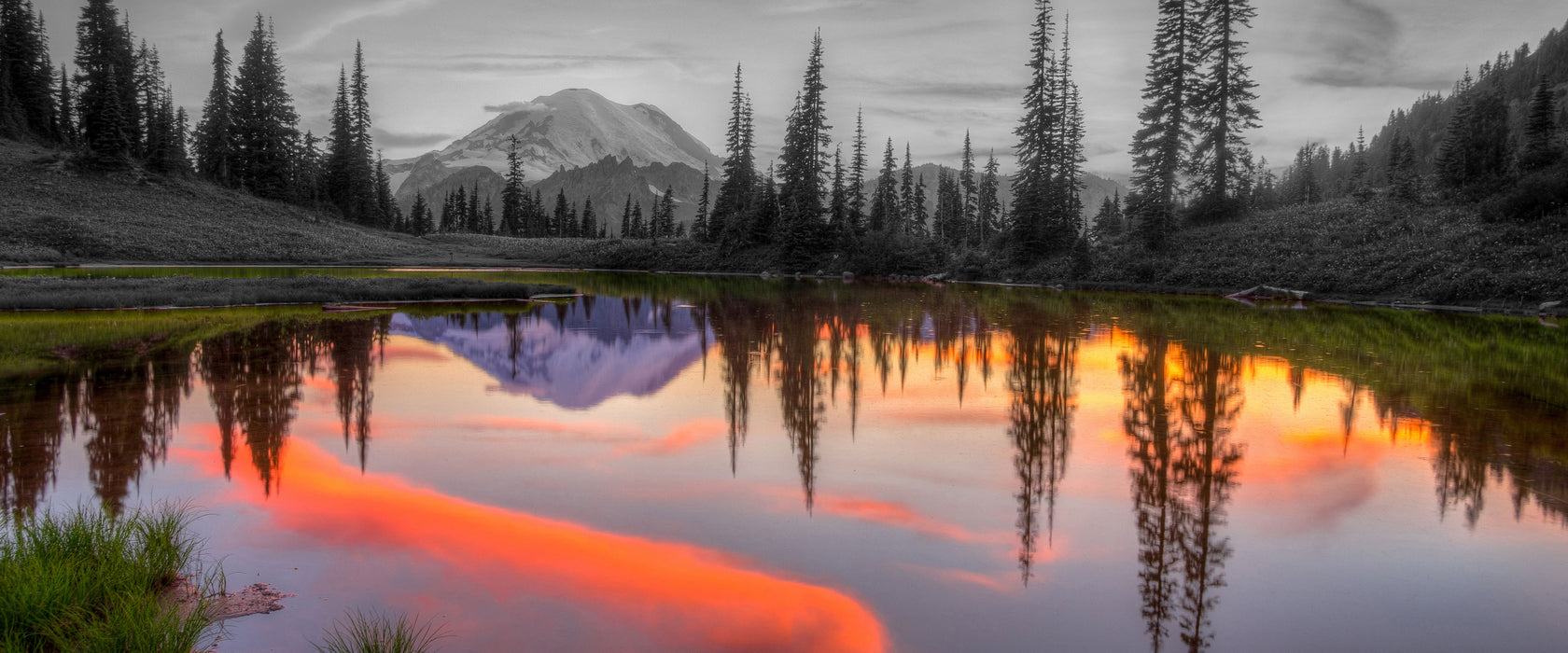 Sonnenaufgang an kleinem Bergsee, Glasbild Panorama