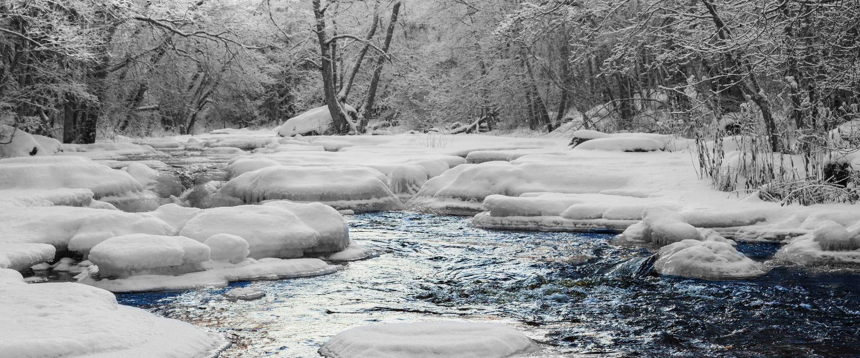 wunderschöner Bach im Winter, Glasbild Panorama