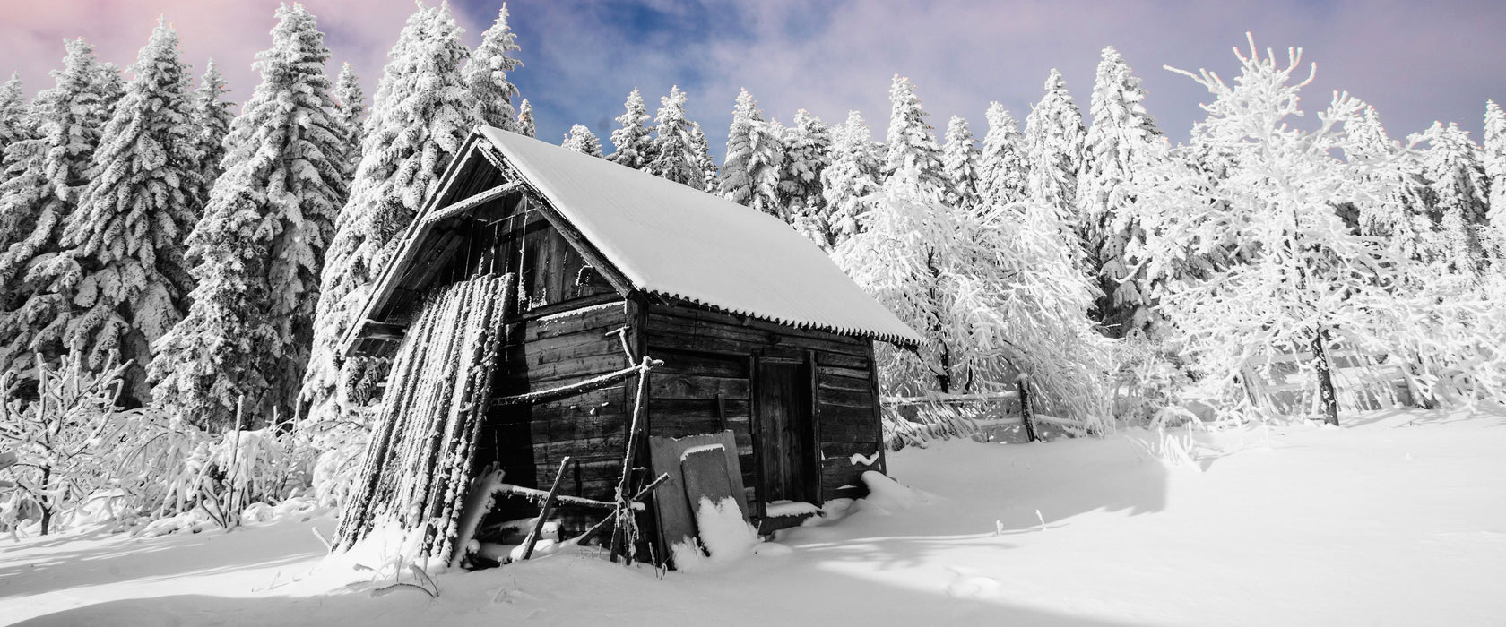 Holzhütte im Schnee, Glasbild Panorama