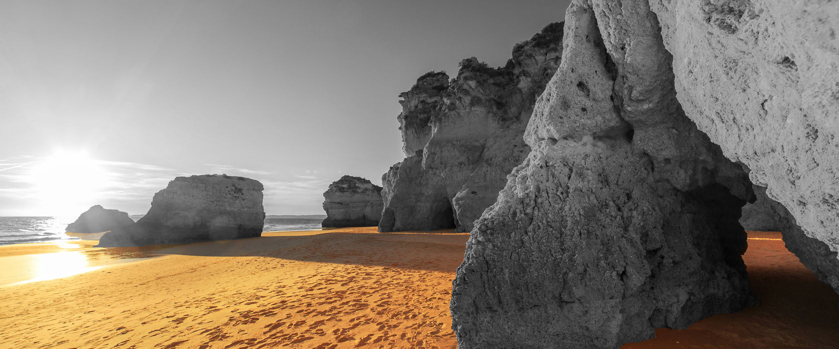 Riesige Felsen am Strand, Glasbild Panorama