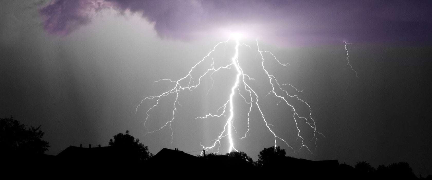 Gewitter über Häusern, Glasbild Panorama