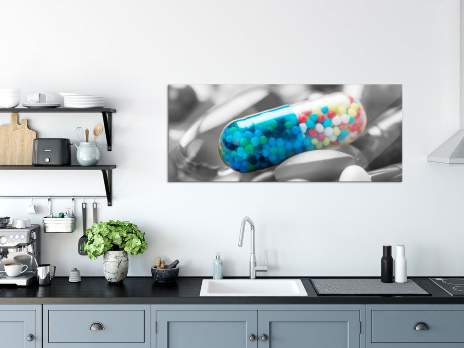 Perlen in Tablettenhülse, Glasbild Panorama