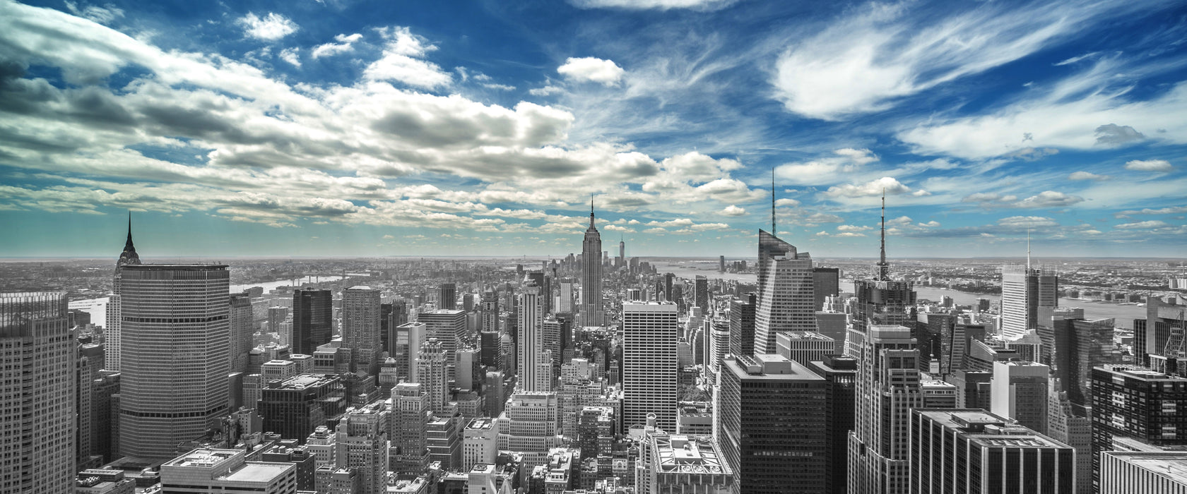 New York unter bewölktem Himmel, Glasbild Panorama