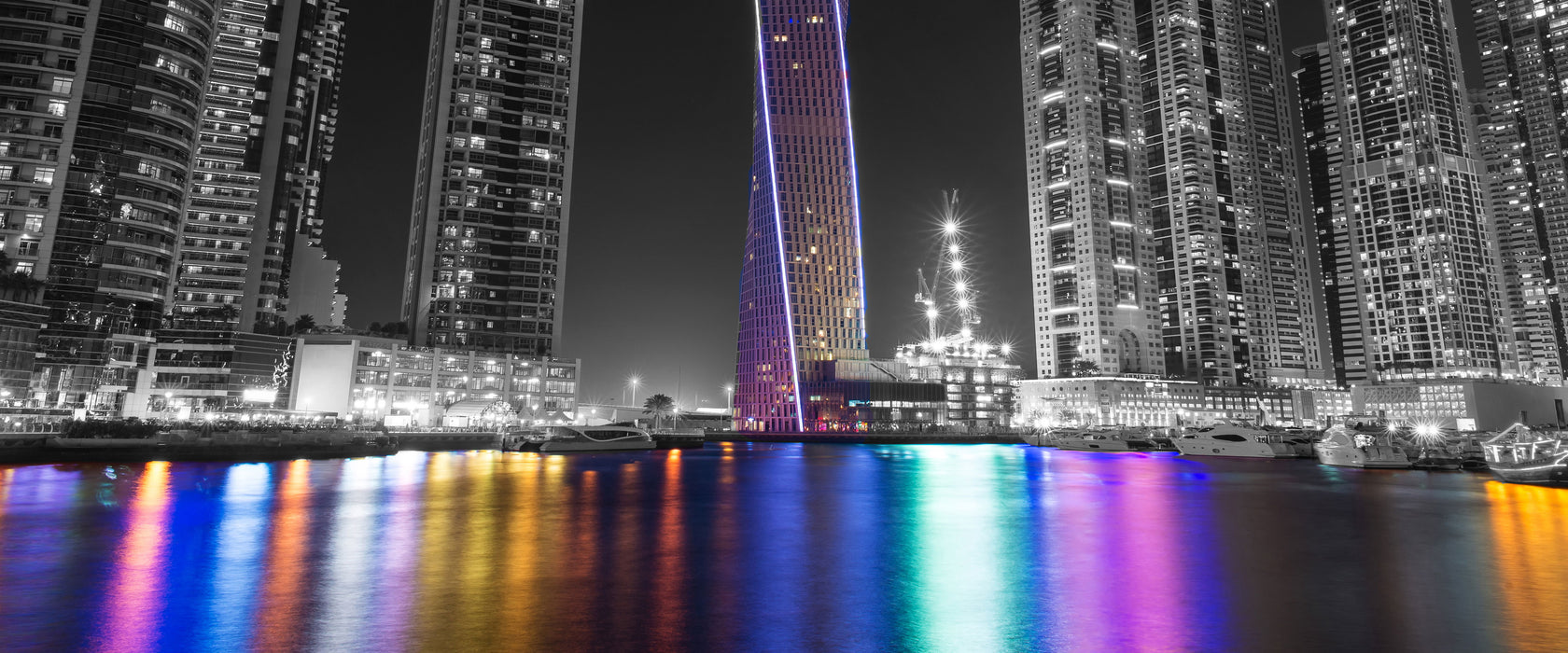 Skyline von Dubai bei Nacht, Glasbild Panorama