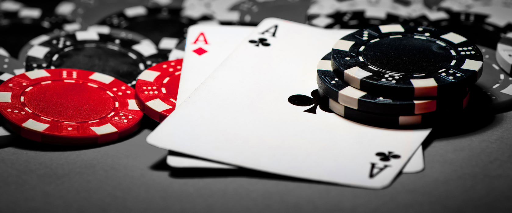 Spielkarten auf Pokertisch, Glasbild Panorama