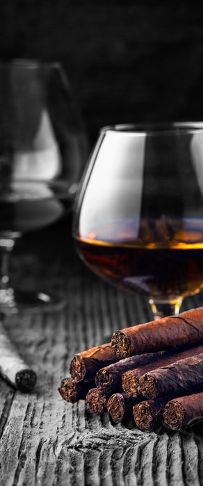 Whisky mit Zigarren auf Holztisch, Glasbild Panorama