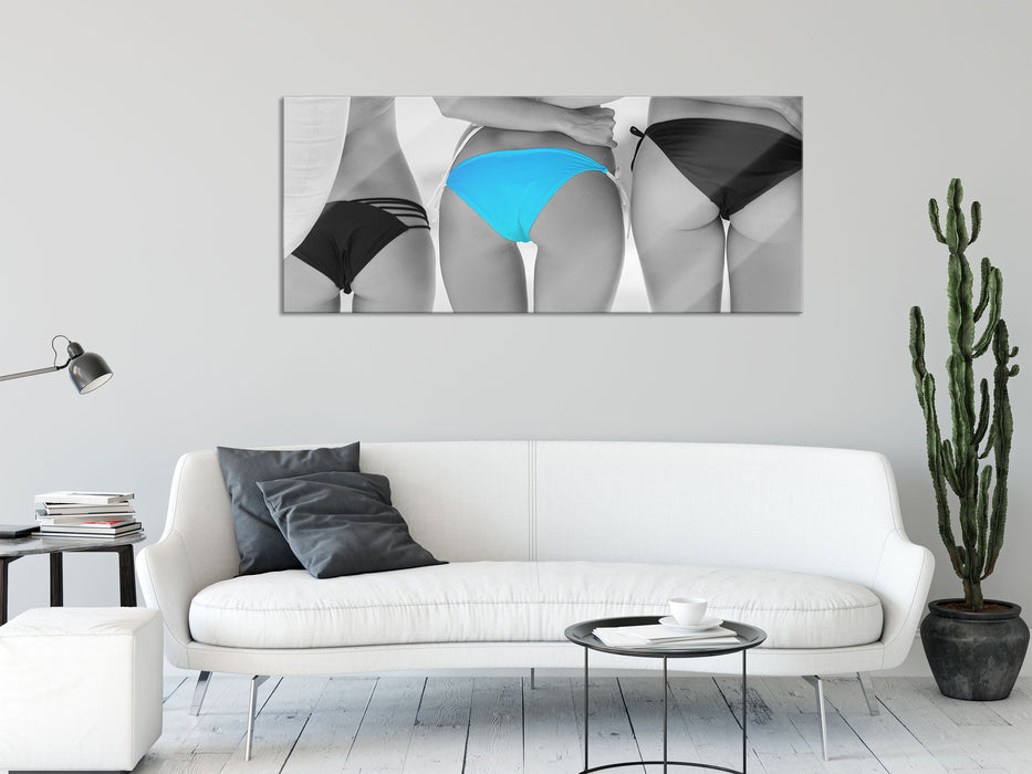 Frauenhintern in Bikinihose, Glasbild Panorama