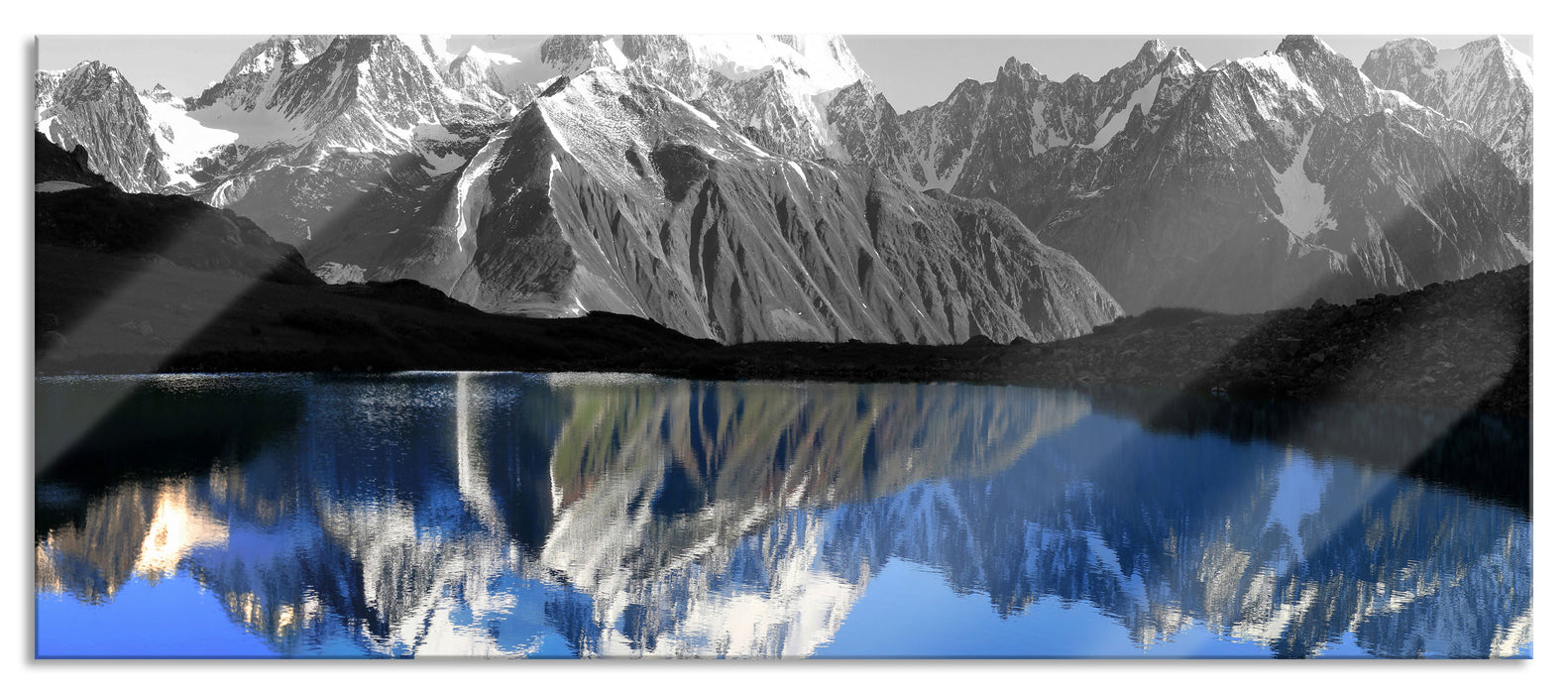 Gewaltige Berge vor Spiegelsee, Glasbild Panorama