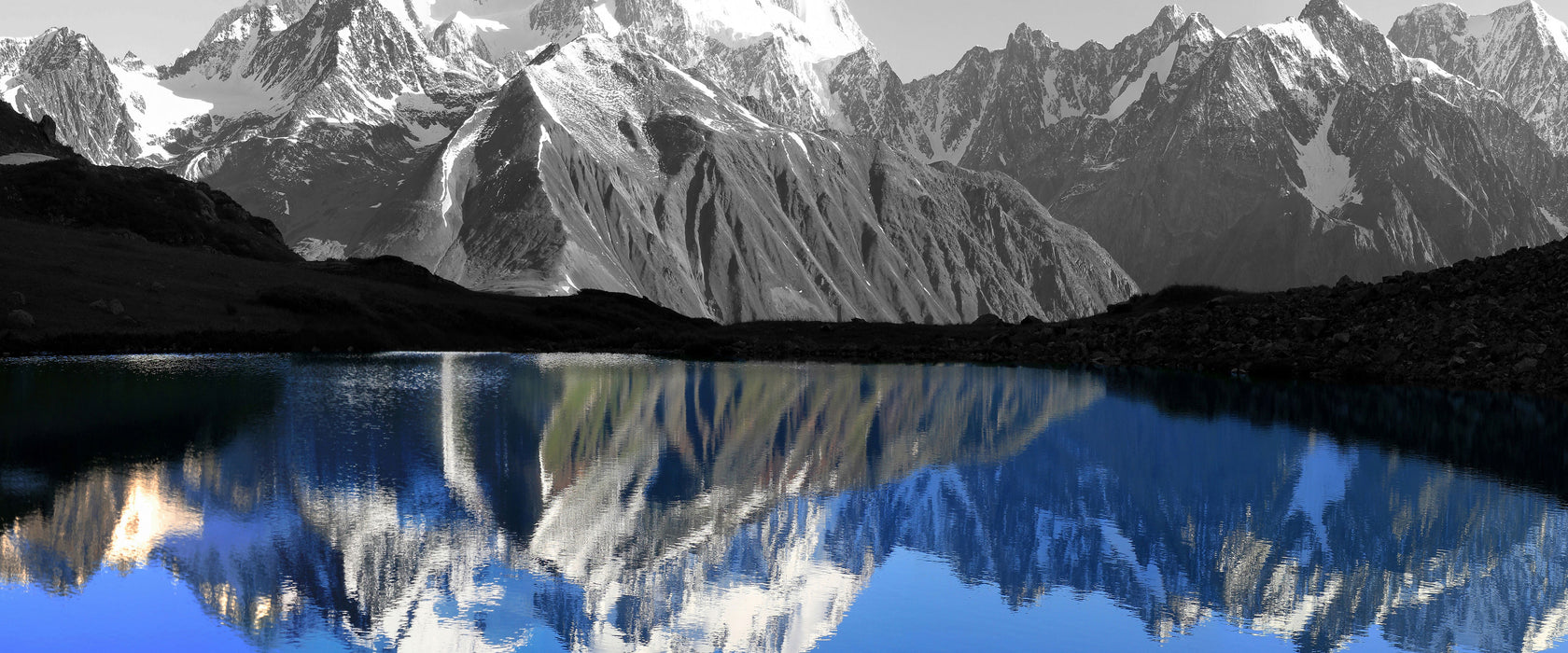 Gewaltige Berge vor Spiegelsee, Glasbild Panorama