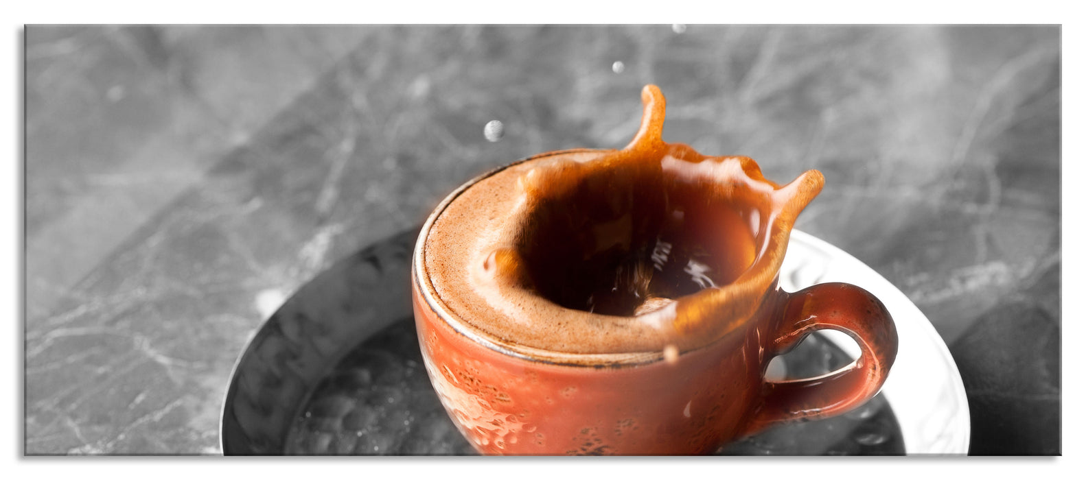 Stück Zucker fällt in Kaffee, Glasbild Panorama