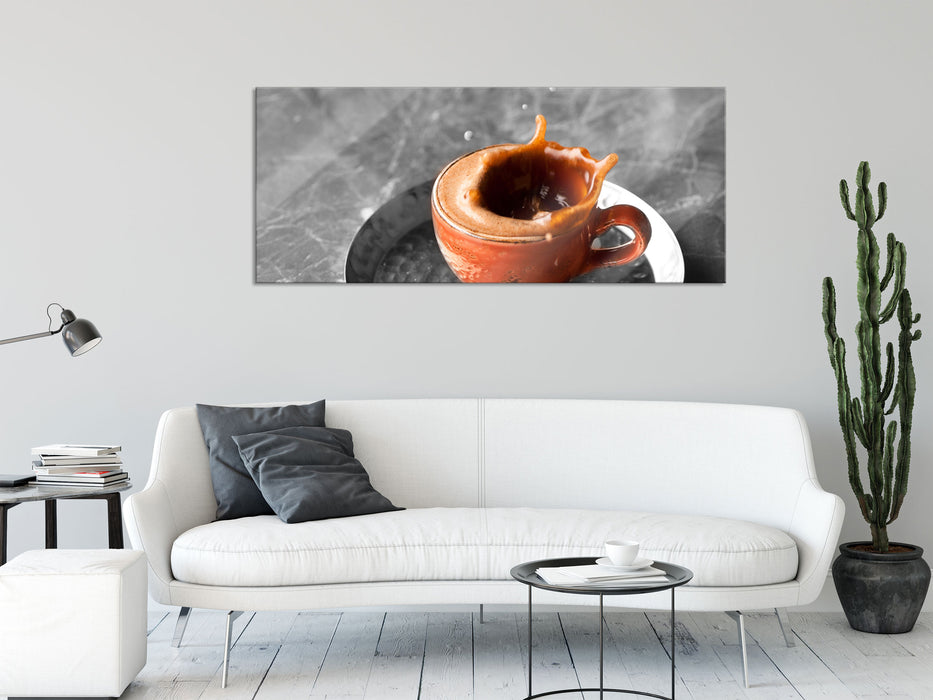 Stück Zucker fällt in Kaffee, Glasbild Panorama