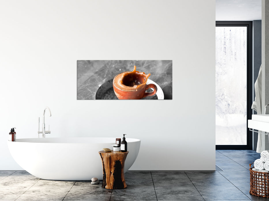 Stück Zucker fällt in Kaffee, Glasbild Panorama