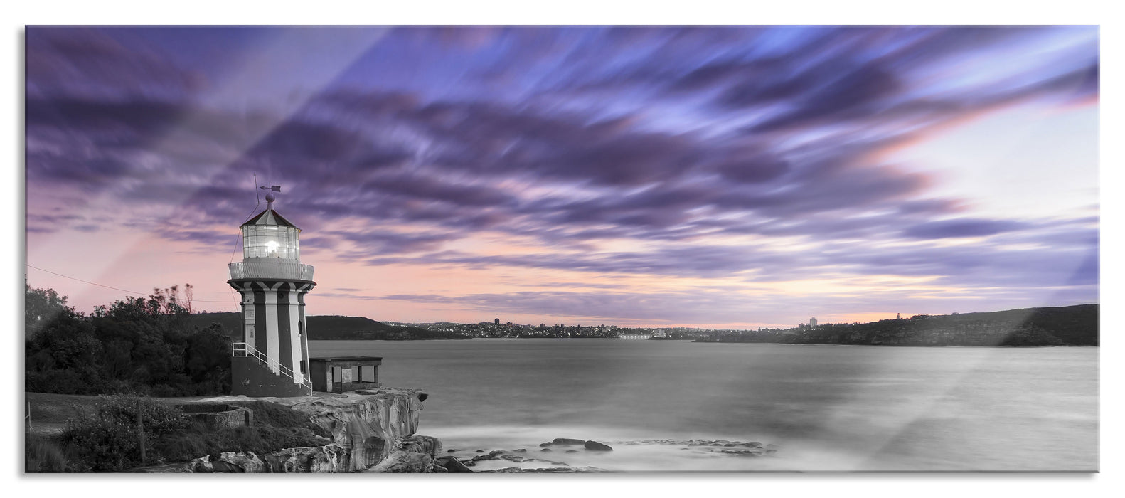 Pixxprint Leuchtturm an Klippe, Glasbild Panorama
