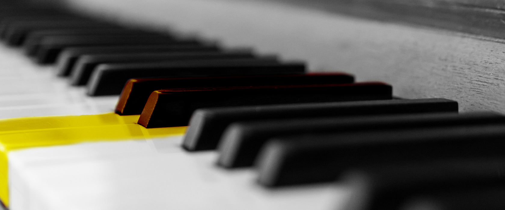 schönes Klavier mit gelben Tasten, Glasbild Panorama