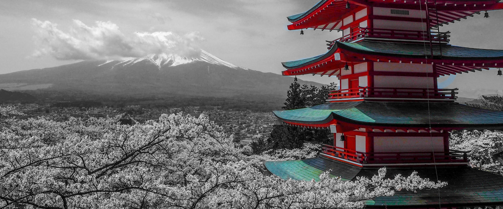 Japanisches Gebäude mit Berg, Glasbild Panorama